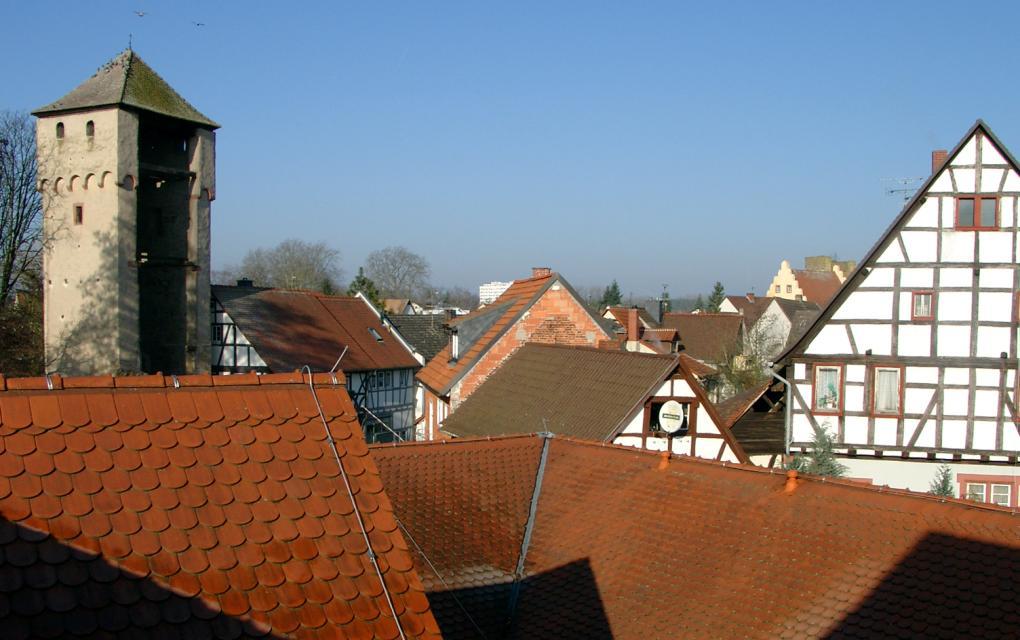 Der Hexenturm ist das Wahrzeichen von Babenhausen. Er befindet sich in der sehenswerten Altstadt mit Überresten der einstigen Stadtmauer und schönen Fachwerkhäusern.