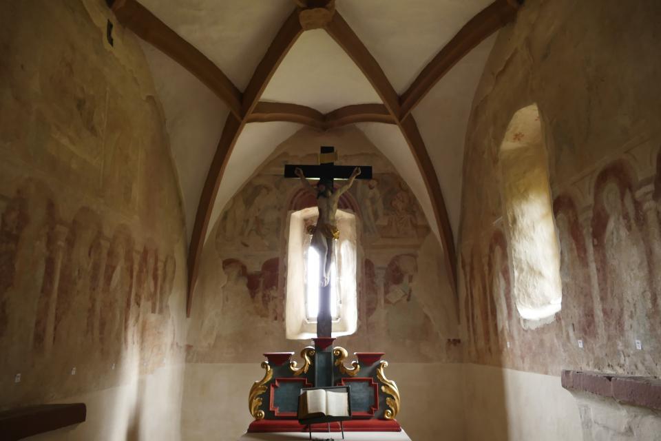 Die Kapelle auf dem Friedhof in Bad König ist einer der ältesten Kirchenbauten im Odenwald. Sie ist ein kostbares Kleinod karolingischen Ursprungs.
                 title=