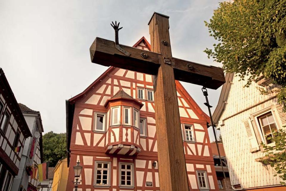 Die historische Altstadt von Breuberg-Neustadt erstreckt sich rund um den historischen Marktplatz mit Marktbrunnen und Marktkreuz.
                 title=