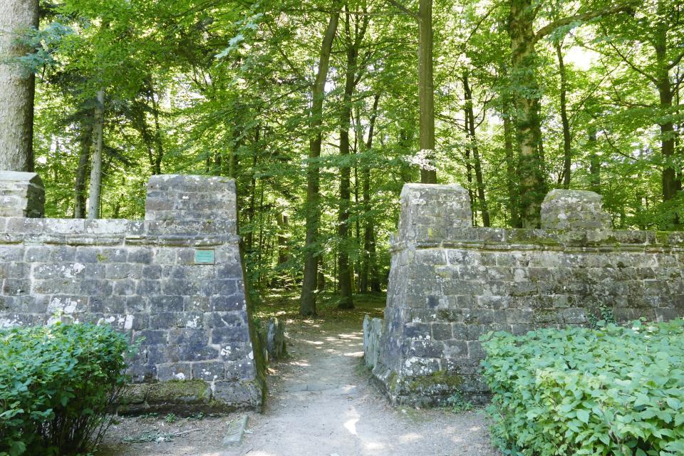 Im Englischen Garten zu Eulbach sind zahlreiche Fundstücke vom Odenwald-Limes, vor allem aber vom Numeruskastell Eulbach zu sehen.