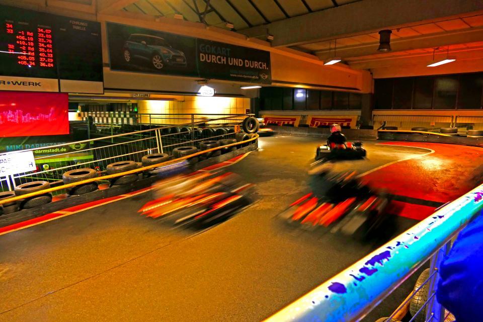 Die 450 m lange Indoor-Kartbahn in Groß-Zimmern mit einer Streckenführung über 3 Etagen bietet auf 4.500 m² echtes Rennfeeling für Rennfahrer jeden Alters.