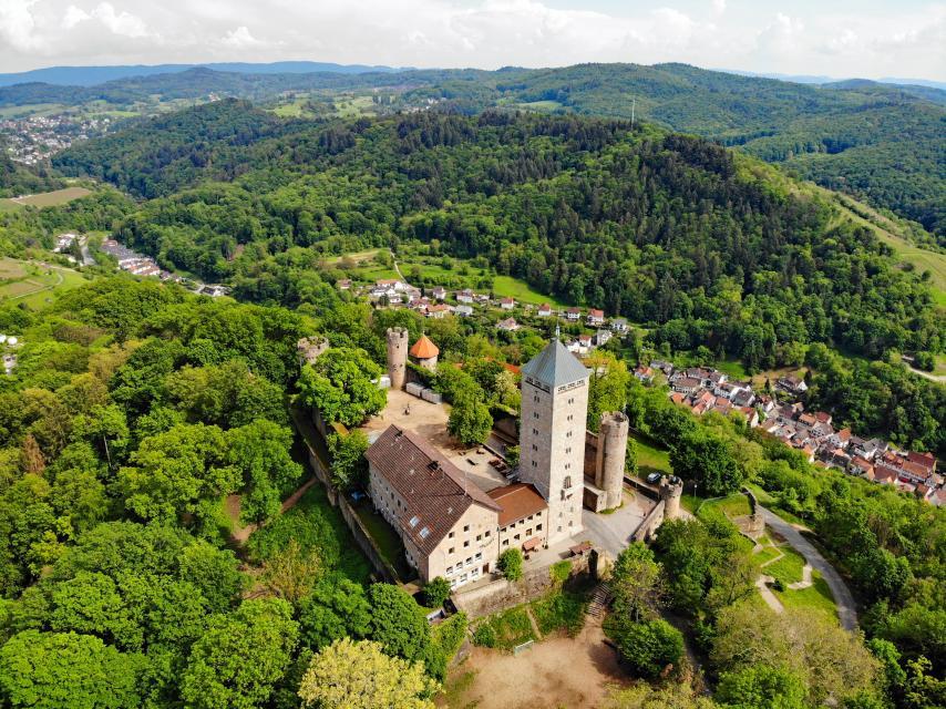 Die Starkenburg liegt oberhalb der Stadt Heppenheim auf dem 295 m hohen Schlossberg. Ein Aufstieg zur Burg lohnt wegen des unvergleichlichen Ausblickes in die Rheinebene und den Odenwald.
