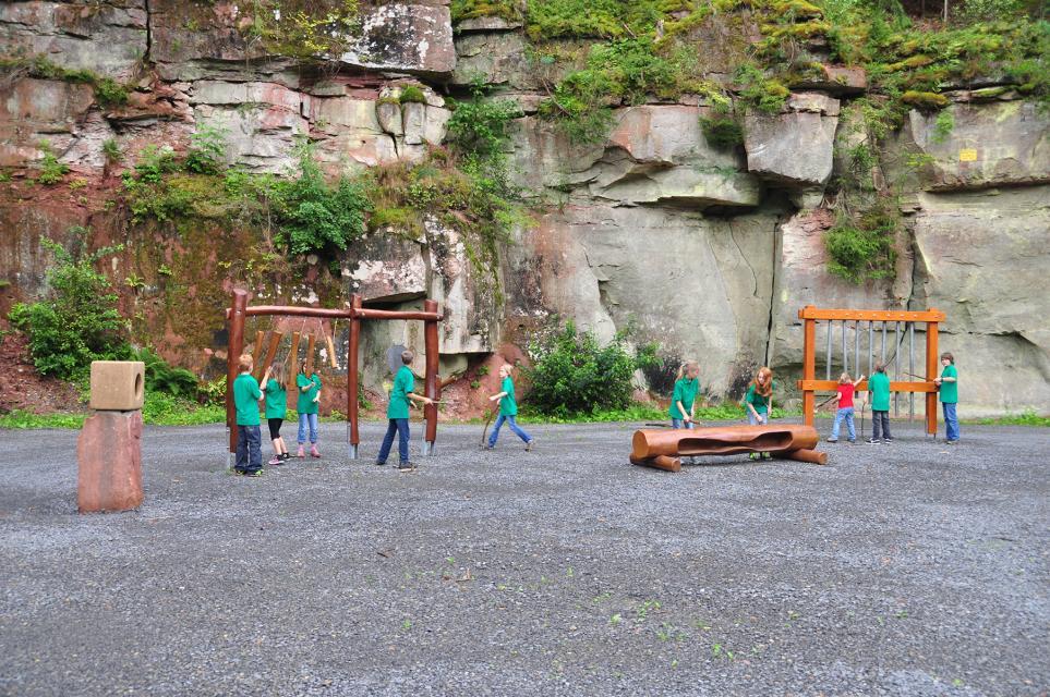 Der ehemalige Buntsandstein-Steinbruch wurde mit großen Klangelementen ausgestattet, die in der einmaligen Kulisse besondere Töne erzeugen. Ein schöner Platz auch zum Spielen und Picknicken. 