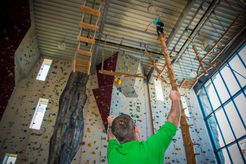 Die Kletterhalle HIGH-MOVES gehört zu den schönsten Kletterhallen Deutschlands. Zusätzlich wird ein Boulderbereich und ein Hochseilgarten indoor und outdoor geboten.