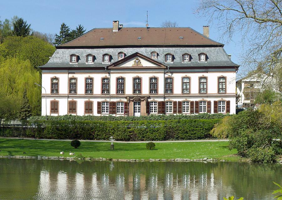 Das Schloss Birkenau wurde 1771 im klassizistischen Barockstil erbaut und befindet sich bis heute in Privatbesitz.