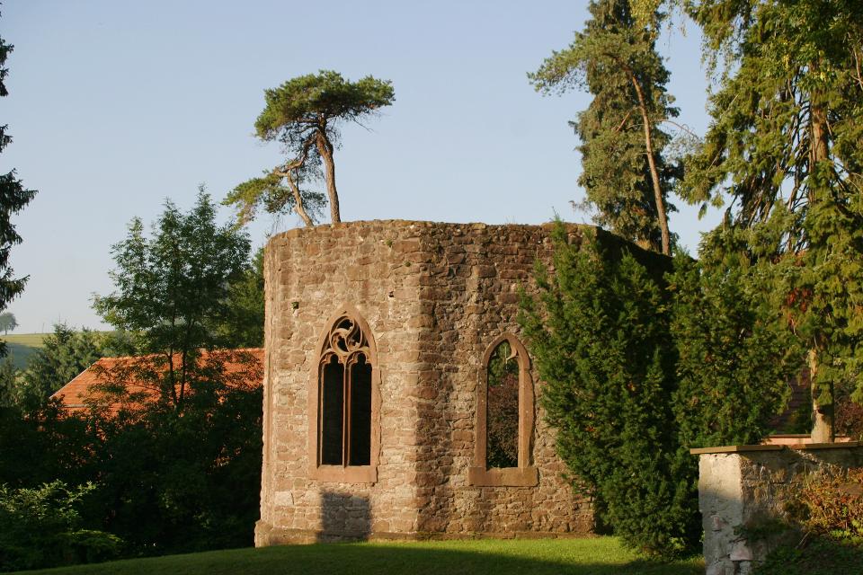 Die gotische Kirchruine auf dem unteren Teil des Friedhofes Hammelbach ist ein kunstgeschichtliches Kleinod.
