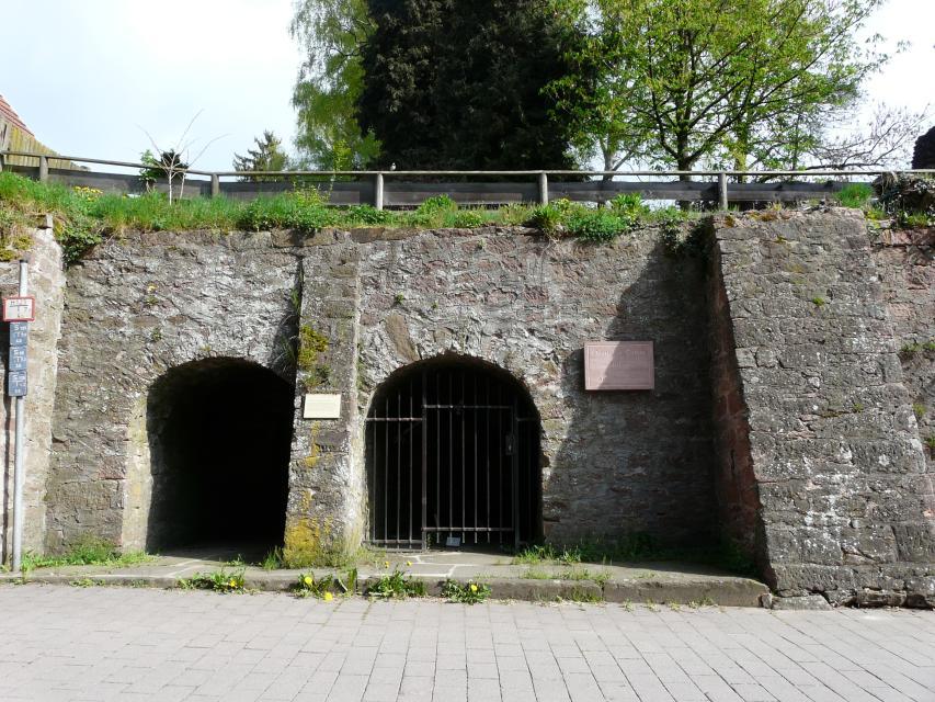 Die in der Stützmauer des Hammelbacher Friedhofs eingelassenen zwei gewölbten Nischen dienten früher als Zentgefängis, daneben befand sich der Pranger.