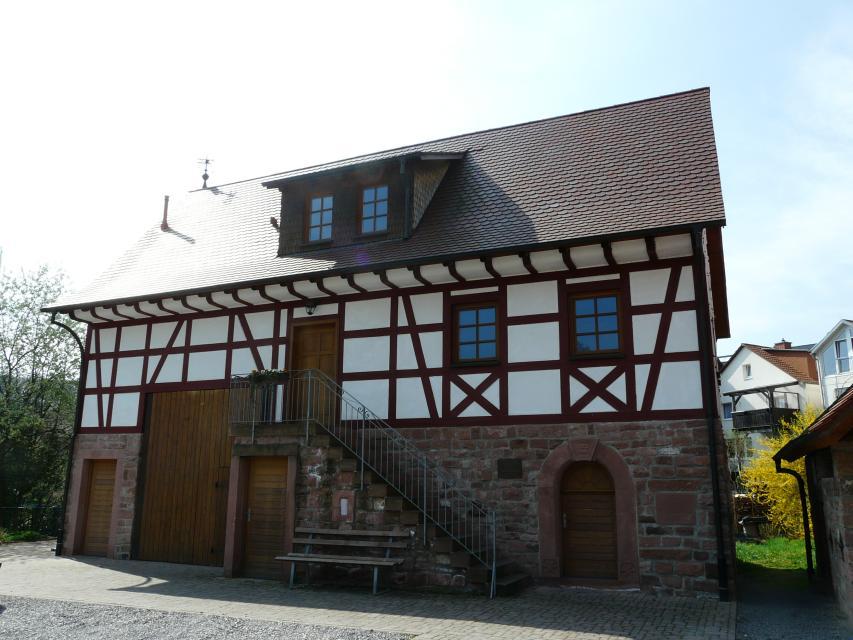 Das Überwälder Einhaus, ein typisches Odenwälder Bauernhaus, wurde 2004/ 2005 wieder aufgebaut und zeigt den besonderen Haustyp, der in den Überwaldgemeinden ortsbildbestimmend war.