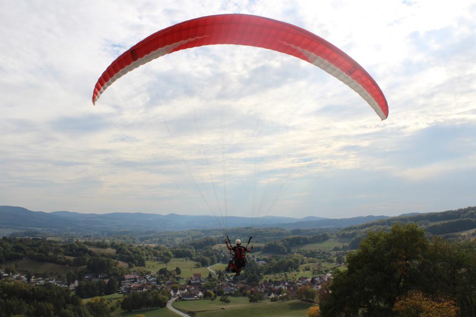 Erfüllen Sie sich den Traum vom Fliegen mit einem Flug im Tandemgleitschirm über die sanften Hügel des Odenwaldes.