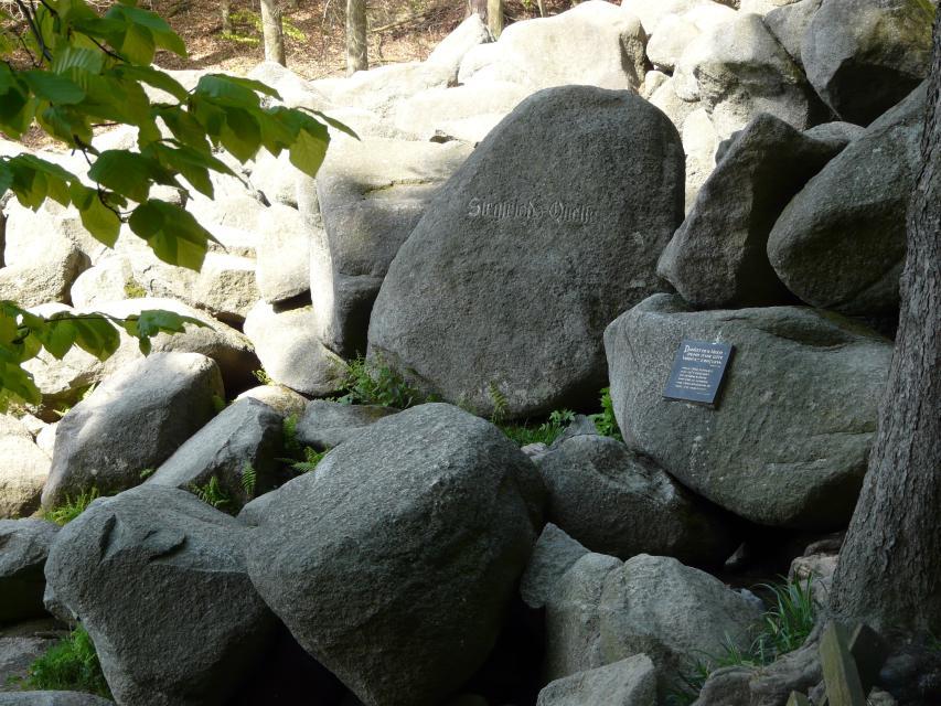 Am Fuße des Felsenmeers befindet sich an einer Quellenfassung der Schriftzug "Siegfrieds-Quelle".