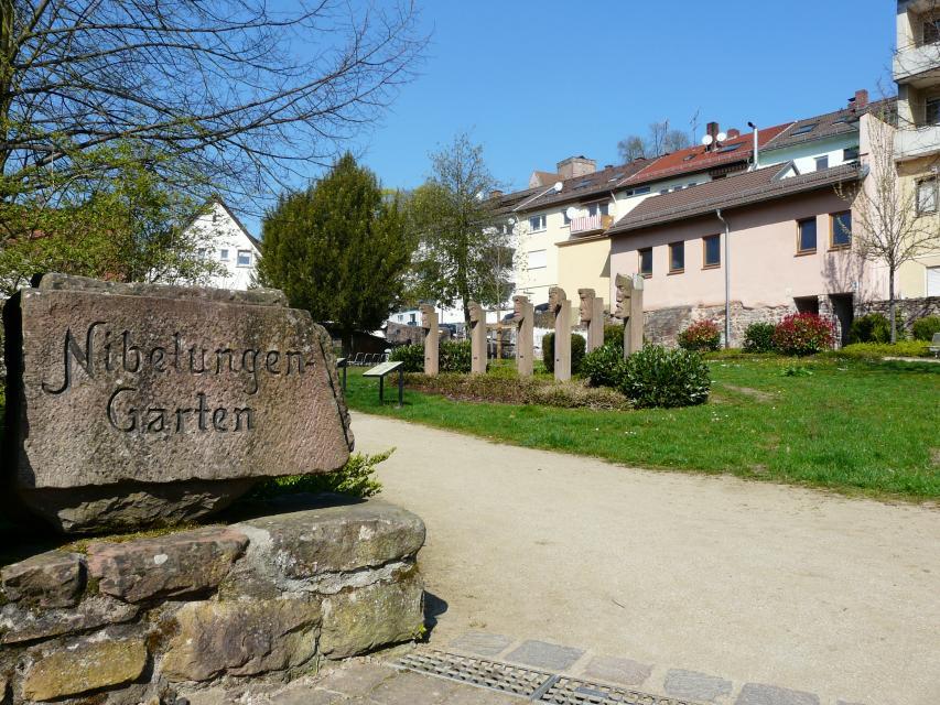 Der Nibelungengarten in Neckarsteinach wurde 1998 mit Aufstellung von sechs Sandstein-Skulpturen neu gestaltet