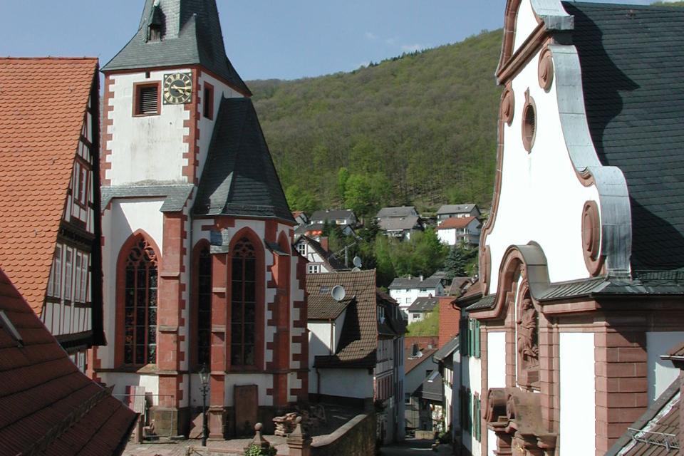 Die spätgotische evangelische Kirche in Neckarsteinach wurde 1481 bis 1483 erbaut und 1777/78 erweitert.