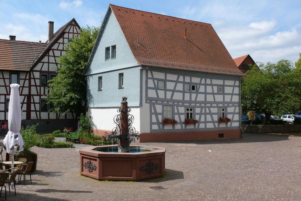 Die Egerländer Stube im Alten Rathaus in Mörlenbach zeigt Egerländer Trachten, Klöppelarbeiten und Keramik.