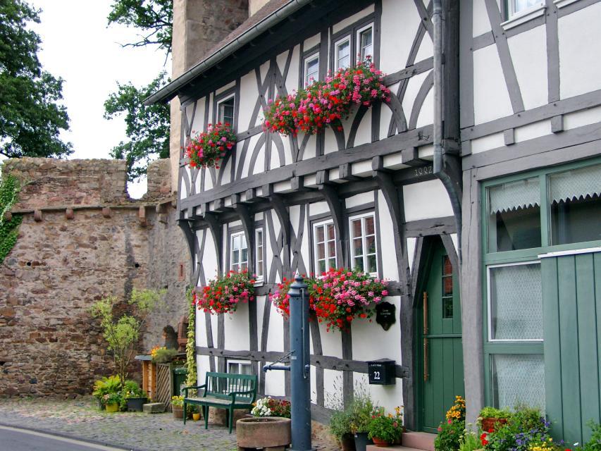 Die Stadt Babenhausen überrascht Besucher durch ihre reizvolle historische Altstadt mit Stadtmauer, Hexenturm und schönen Fachwerkbauten. 
