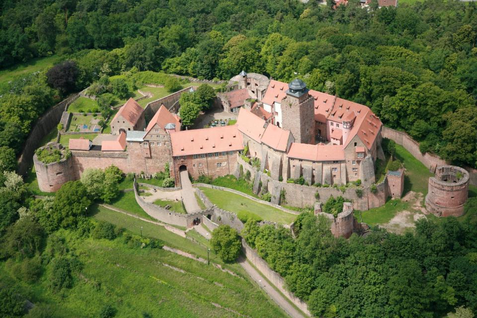 Das Wahrzeichen der Stadt Breuberg ist die schon von weitem zu sehende, imposante Burg Breuberg, eine der besterhaltenen Burganlagen Deutschlands.