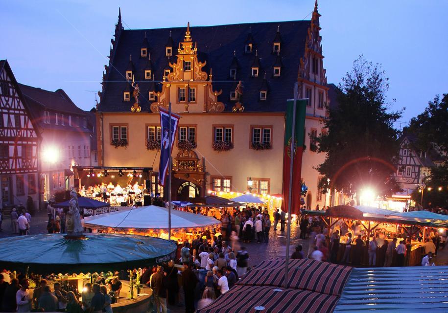 Die Stadt Groß-Umstadt ist das nördliche Eingangstor zum Odenwald und vor allem durch ihre Weine bekannt, die dort auf vulkanischen Böden und Löss gedeihen.