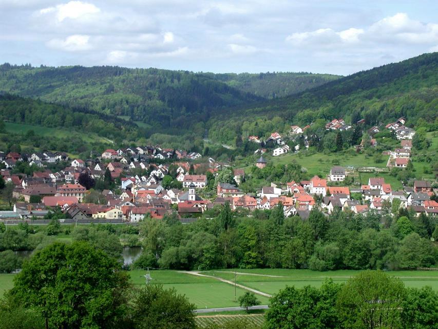 Bei Laudenbach fällt der Odenwald steil zum Maintal ab. So verbindet die landschaftlich schön gelegene Gemeinde alle Vorzüge einer Mittelgebirgs- und Flusslandschaft.