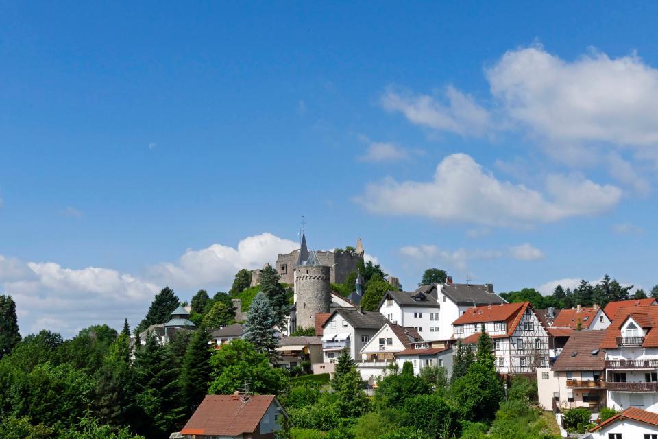 Lindenfels, genannt „die Perle des Odenwaldes“, ist der einzige staatlich anerkannte Heilklimatische Kurort im Odenwald. Das Stadtbild wird geprägt von der weithin zu sehenden Burg.