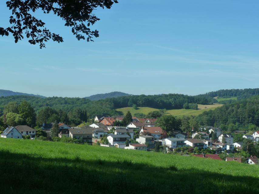 Umrahmt von bewaldeten Höhenzügen liegt Mörlenbach im landschaftlich reizvollen Weschnitztal.