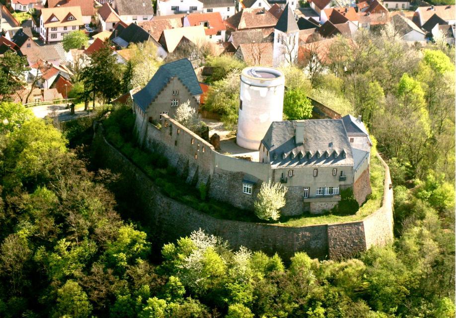 Besuchen Sie die weithin sichtbare Veste Otzberg, deren Turm im Volksmund die "Weiße Rübe" genannt wird.