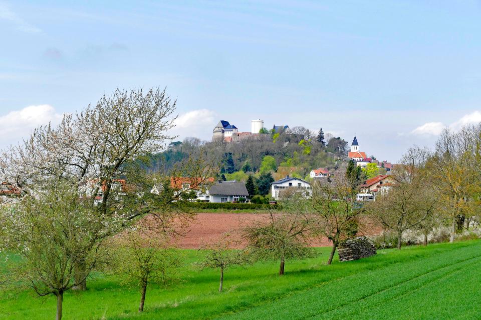 Besuchen Sie die weithin sichtbare Veste Otzberg, deren Turm im Volksmund die "Weiße Rübe" genannt wird.