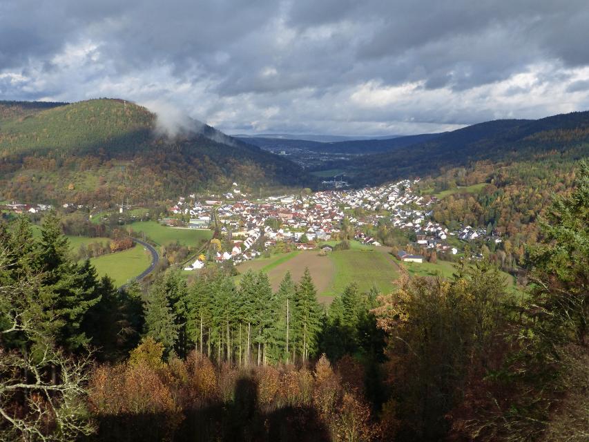 Die schön gelegene Gemeinde Weilbach bietet mit der Gotthardsruine auf dem Gotthardsberg, dem romantischen Ohrnbachtal und dem Golfplatz Sansenhof reizvolle Ausflugsziele.