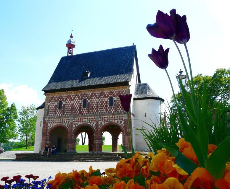 Wahrzeichen und Schmuckstück der Stadt Lorsch ist die Königshalle des UNESCO-Weltkulturerbes Kloster Lorsch.