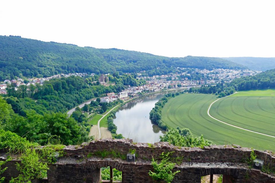 Neckarsteinach liegt im schönsten Teil des unteren Neckartales, nur 15 km östlich von Heidelberg, und ist bekannt und beliebt wegen seiner vier Burgen.