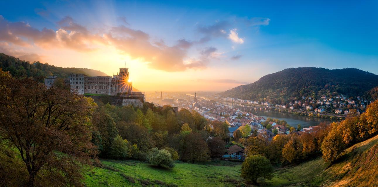Heidelberg gilt als eine der schönsten Städte Deutschlands. Das harmonische Ensemble von Schloss, Altstadt und Fluss inmitten der Berge inspirierte bereits die Dichter und Maler der Romantik und fasziniert auch heute Millionen von Besucherinnen und Besuchern aus aller Welt. Wer kommt, findet mehr als Romantik.