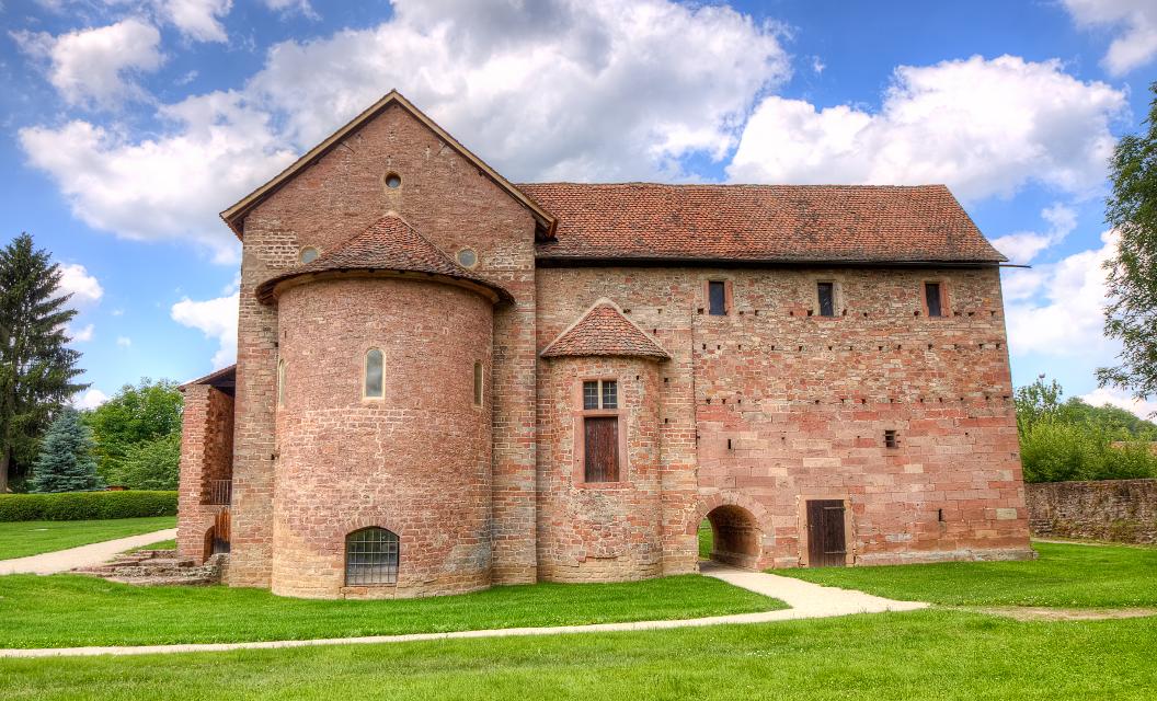 Die ab 824 erbaute dreischiffige Basilika ist ein authentisches Zeugnis karolingischer Architektur.