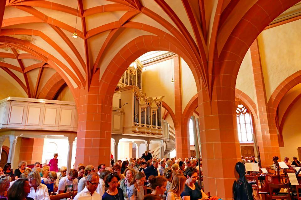 Das Publikum wartet in der evangelischen Stadtkirche Michelstadt auf den Beginn des Symphoniekonzerts.