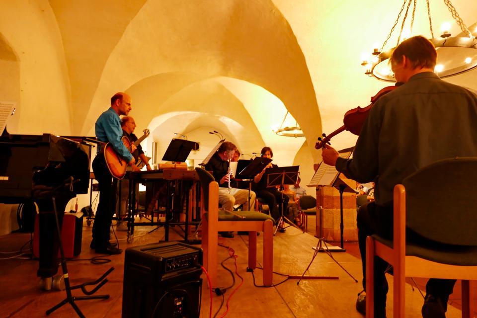 Ein klassisches Ensemble musiziert im Schenkenkeller des Stadtmuseums Michelstadt.