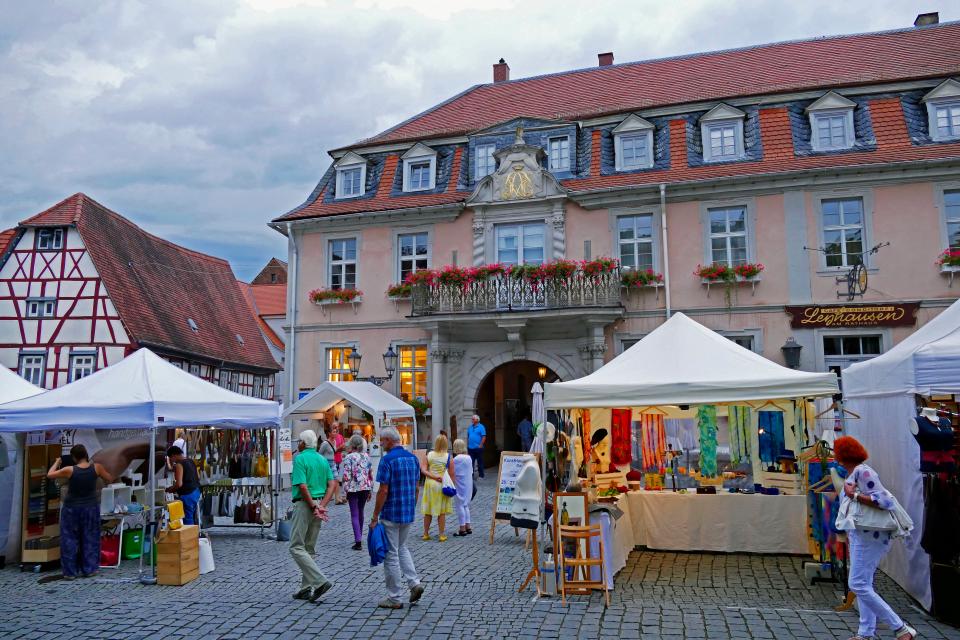 Kunsthandwerker aus dem Odenwald stellen sich in der historischen Altstad von Michelstadt vor.