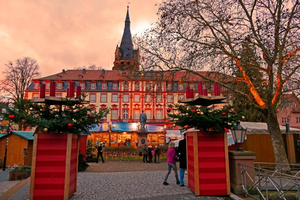 Die Erbacher Schlossweihnacht beeindruckt durch die einmalige Kulisse vor dem Erbacher Schloss, im Schlosshof und im Städtel.