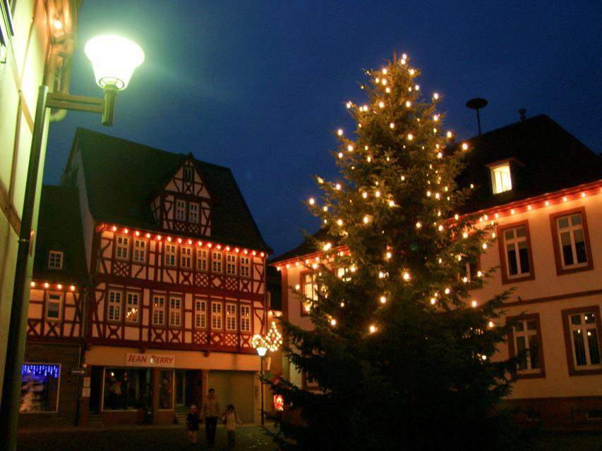 Am 1. Adventswochenende findet der große Weihnachtsmarkt mit ca. 70 Ständen am Marktplatz, in der Bummelgass und in der Schlossgasse bis zum Bürgerzentrum Stadtmühle statt.