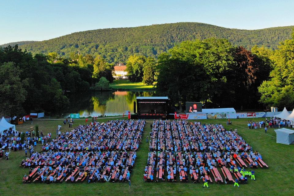 Bereits zum 21. Mal begrüßt „Dreggsagg“ MICHL MÜLLER am 24. Juni 2023 das Publikum im Seegarten in Amorbach.