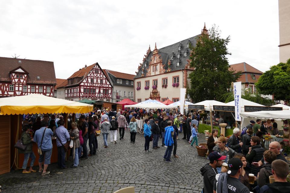 Der Bauernmarkt in der Altstadt von Groß-Umstadt zählt zu den stimmungsvollsten Märkten im Odenwald.