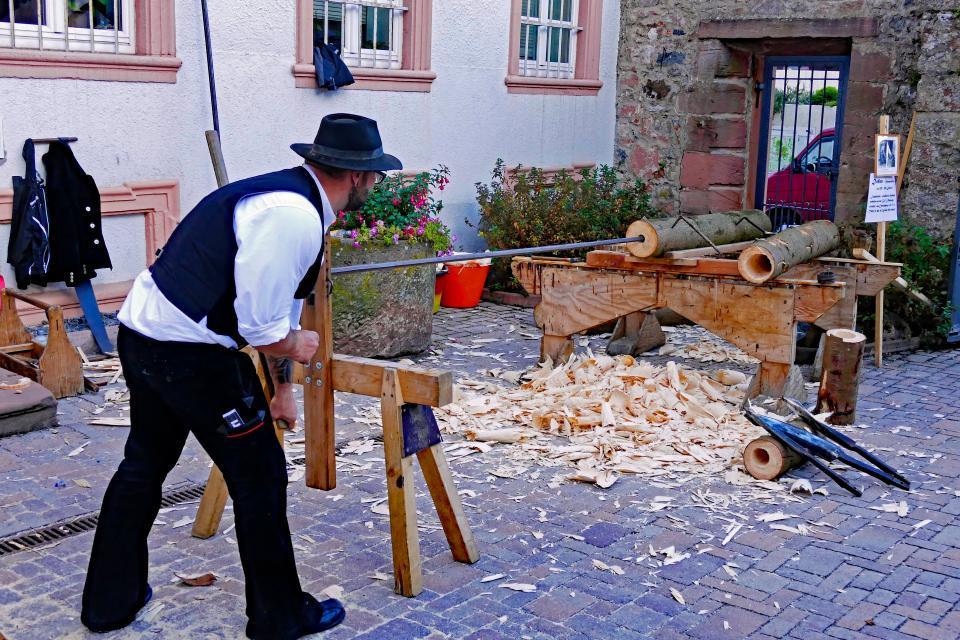 Während der Lindenfelser Brauchtumstage mit Herbstmarkt wird das Lindenfelser Museum am Fuße der Burg lebendig: Das Spinnrad dreht sich, der Odenwälder Gäulchesmacher fertigt Holzpferdchen und viele weitere Handwerke werden vorgeführt.