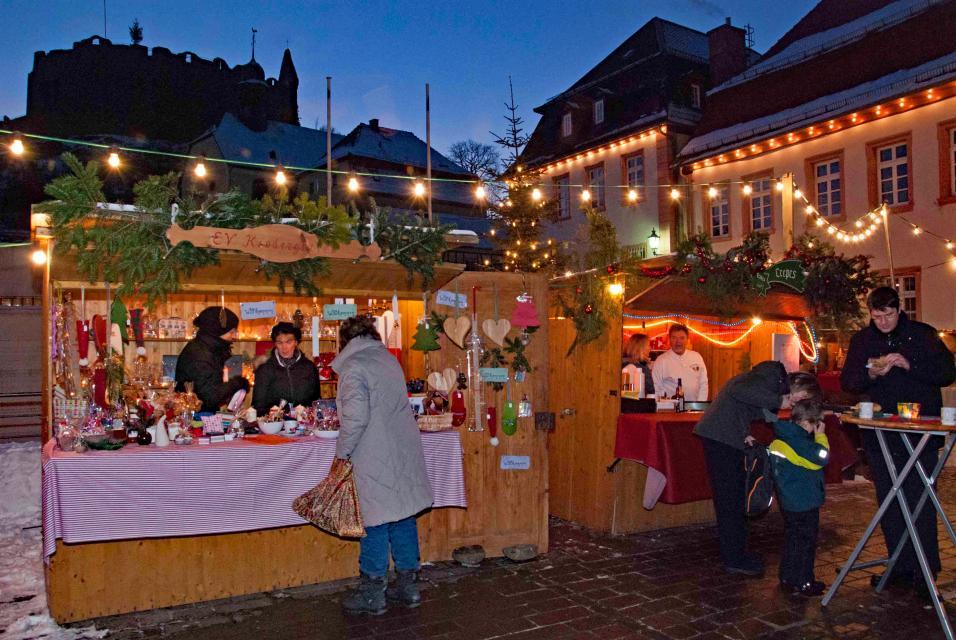 Der kleine, aber überaus gemütliche Weihnachtsmarkt findet am 2. Adventswochenende unter der unverwechselbaren romantischen Kulisse unter der Burg Lindenfels statt.