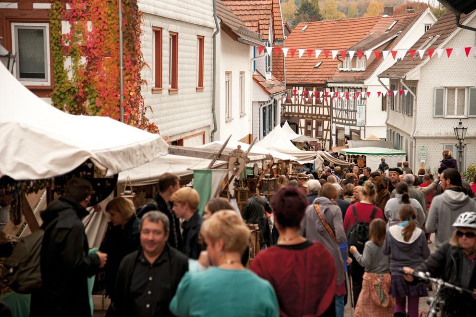 Der Reichelsheimer Michelsmarkt ist ein Volksfest mit einem großen Vergnügungspark und buntem Unterhaltungsprogramm sowie einer Gewerbeschau.