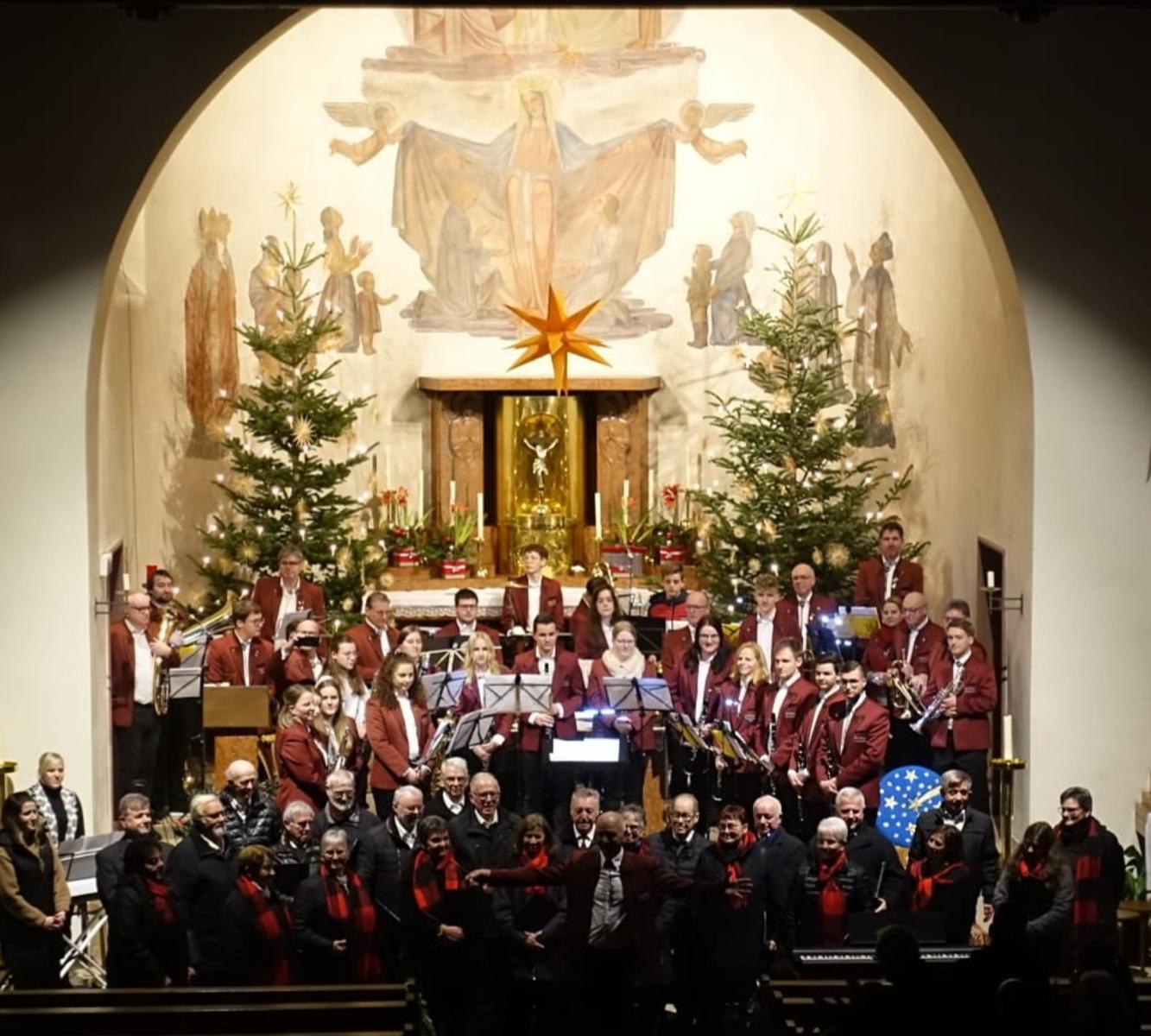 Am ersten Weihnachtstag findet ein gemeinsam gestaltetes Weihnachtskonzert des Gesangvereins Harmonie und des Musikvereins in der Pfarrkirche statt.