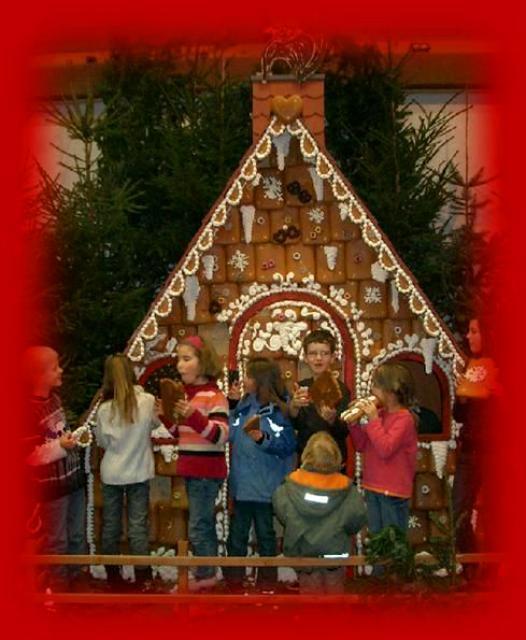Die Falken-Gesäßer Ortsvereine laden zu ihrem beschaulichen Weihnachtsmarkt mit Herz ein und haben dicht gedrängt ihre hübsch geschmückten Buden aufgebaut.