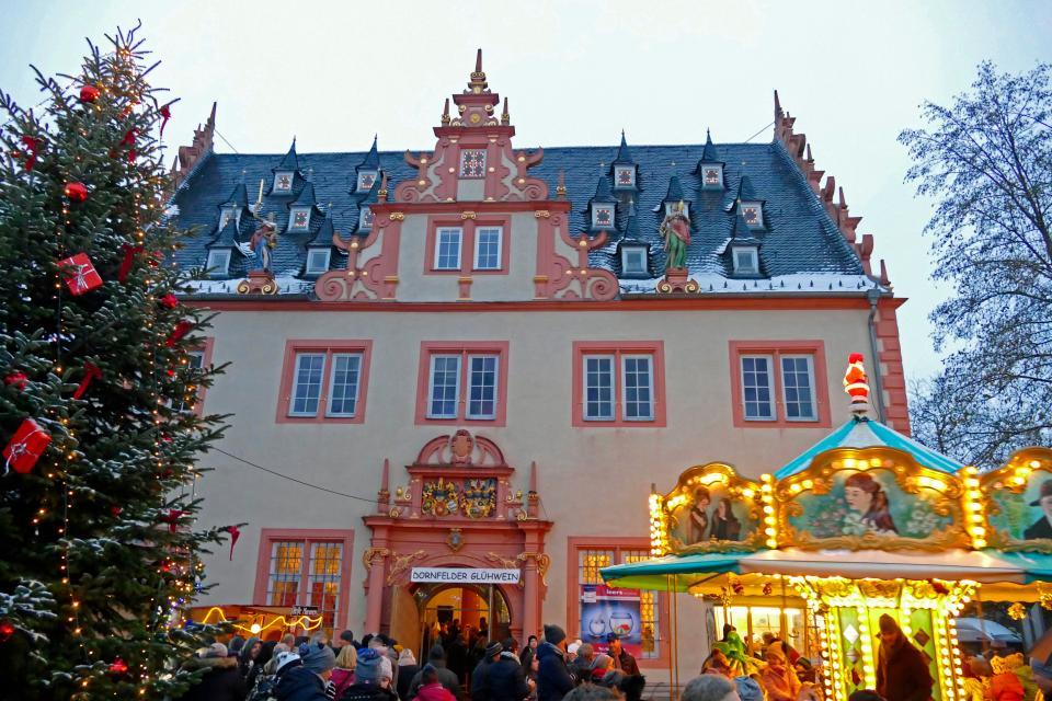 Zum Adventsmarkt ist es in der historischen Altstadt von Groß-Umstadt vor der romantischen Kulisse des Rathauses im Renaissance-Stil besonders schön.
