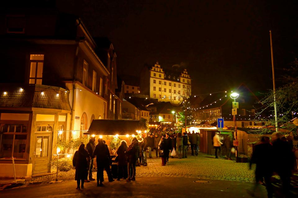 Idyllisch gelegen ist der Lichtenberger Adventsmarkt – unterhalb des Schlosses Lichtenberg – und ein großer Anziehungspunkt für seine Besucher.