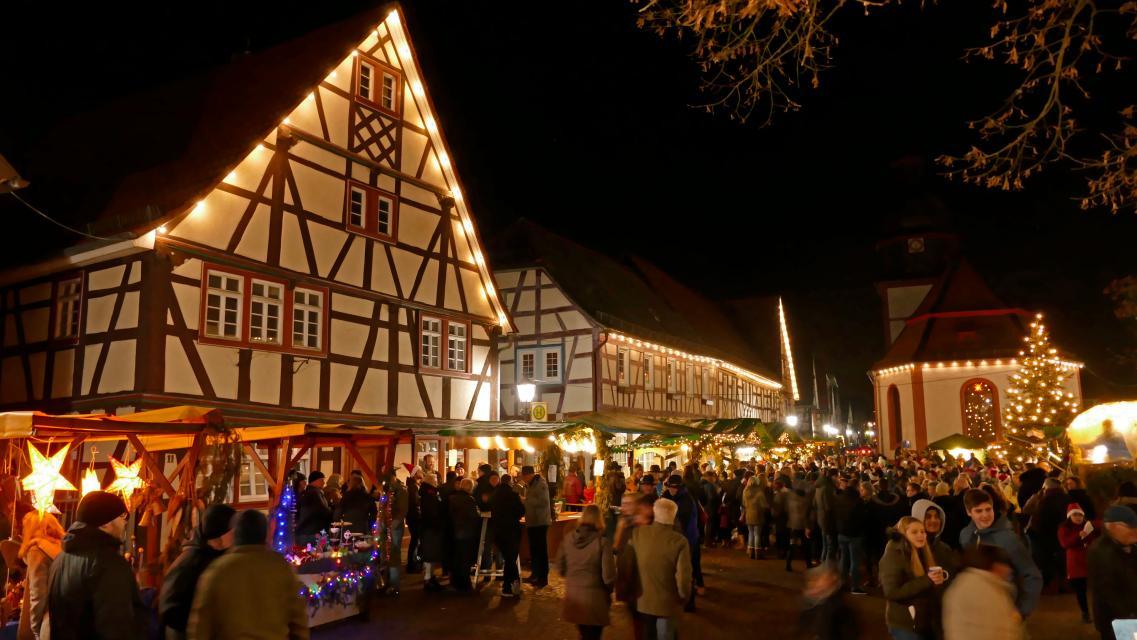 In Neustadt beginnt die Adventszeit traditionsgemäß mit dem Benznickelmarkt und lockt damit die Besucher ins Freie – auf den historischen Marktplatz.