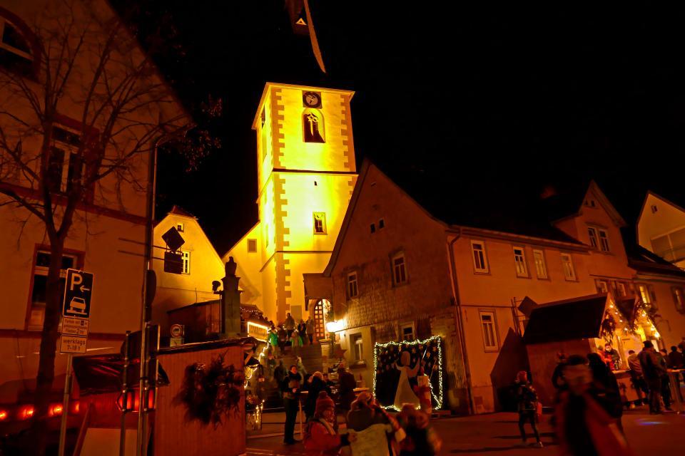 Besuchen Sie das Brensbacher Weihnachtsdorf und lassen Sie sich durch die stimmungsvolle Atmosphäre verzaubern und auf die Weihnachtszeit einstimmen.