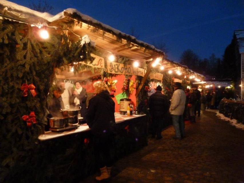 Der Weihnachtsmarkt in Wald-Michelbach ist ein Markt in historischer, gemütlicher Kulisse. Der Betrieb des Backhauses, ein Kinderkarussell sowie ein umfangreiches musikalisches Rahmenprogramm vervollständigen den Markt.