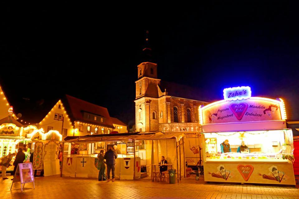 Der Adventsmarkt in Mömlingen ist ein gemütlicher, kleiner Adventsmarkt auf dem Dorfplatz.