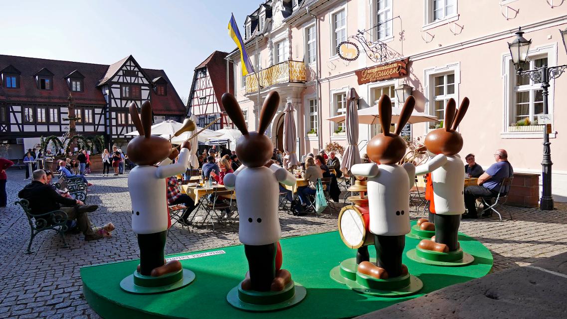 Der Michelstädter Ostereiermarkt ist vor allem durch seine internationalen Aussteller bekannt. Vor Ostern kann man hier allerhand Dekoratives bestaunen und erwerben.