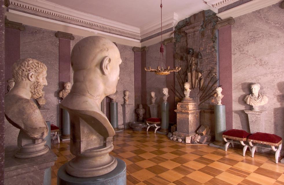 Erleben Sie mit der Führung durch die Gräflichen Sammlungen im Schloss Erbach einen Einblick in die Wohnkultur des 18. und 19. Jahrhunderts.